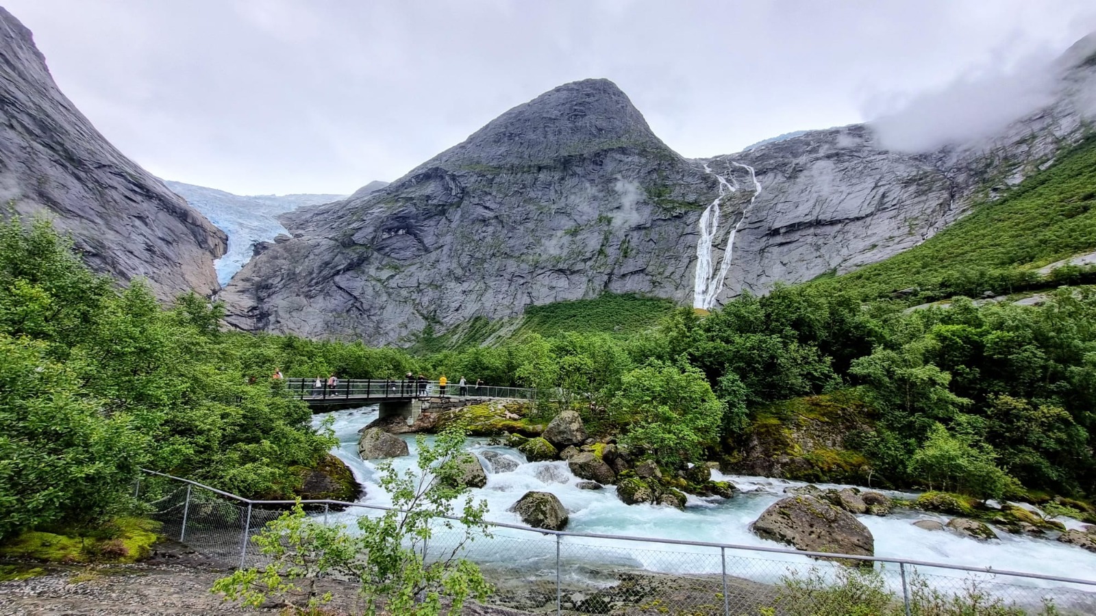 İÇİMİZDEN BİRİ (AYIN KONUĞU)- NİSAN
