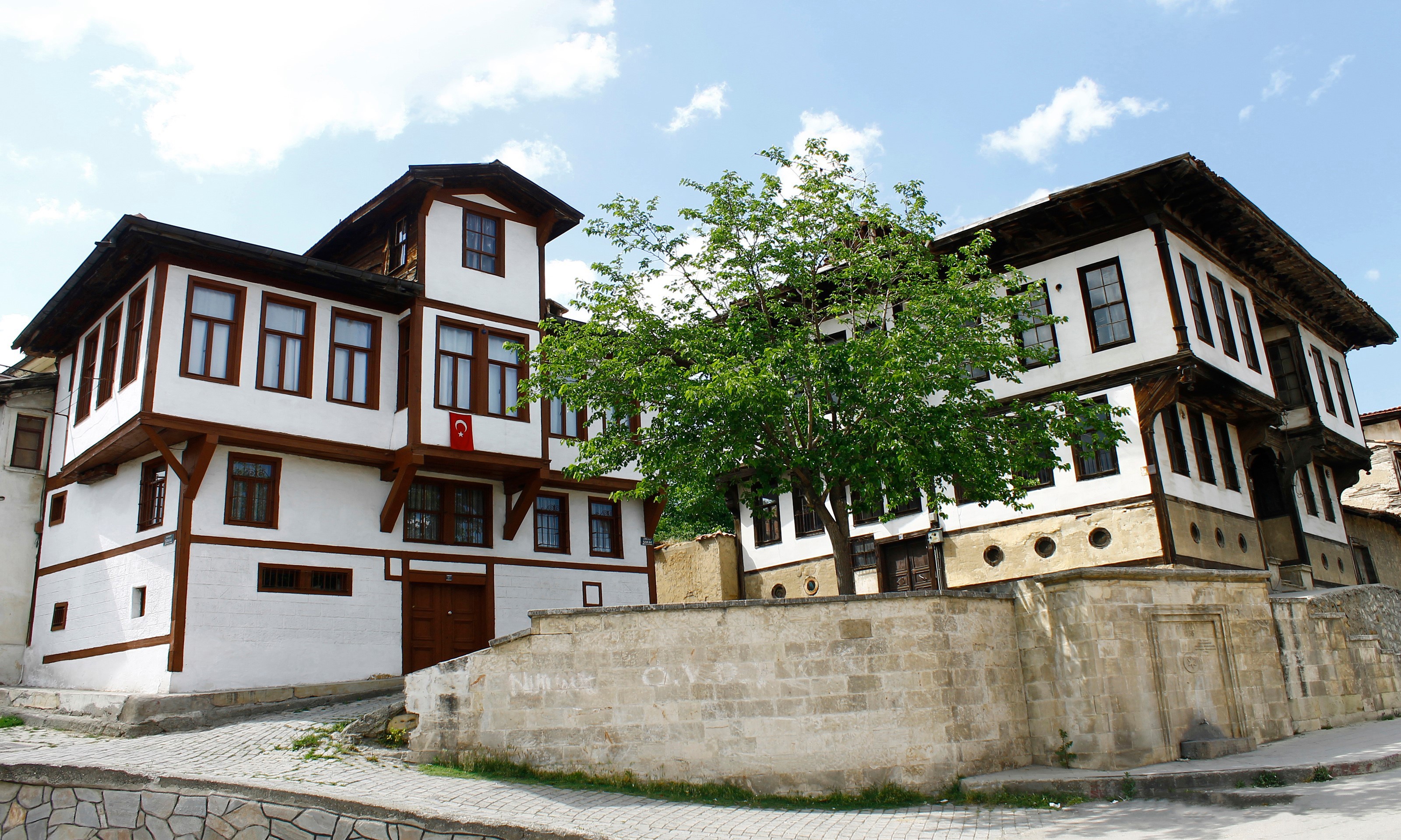 İÇİMİZDEN BİRİ (AYIN KONUĞU) ARALIK