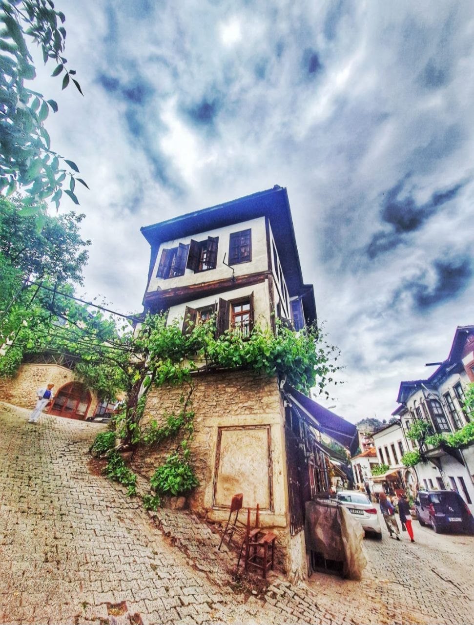 İÇİMİZDEN BİRİ (AYIN KONUĞU)  - EKİM